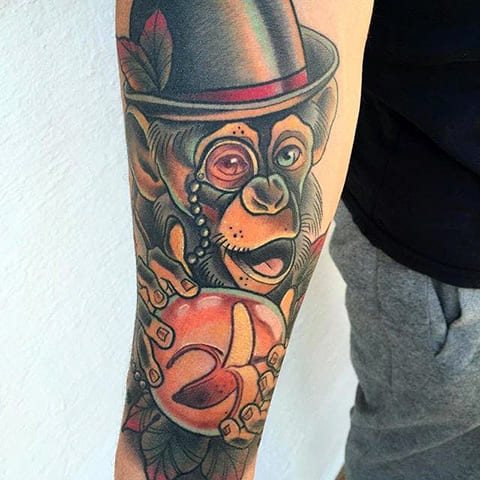 Tatouage d'un chimpanzé portant un chapeau