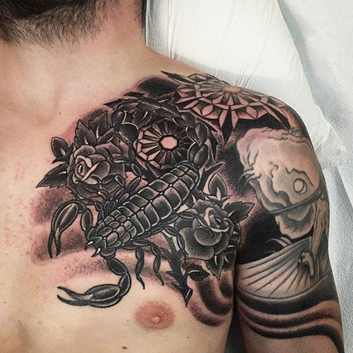 Tatouage d'un scorpion. Qu'est-ce qu'ils veulent dire, une esquisse sur l'épaule, le bras, le cou, la poitrine