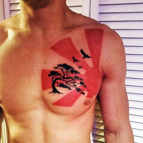 Tatouage soleil sur la poitrine
