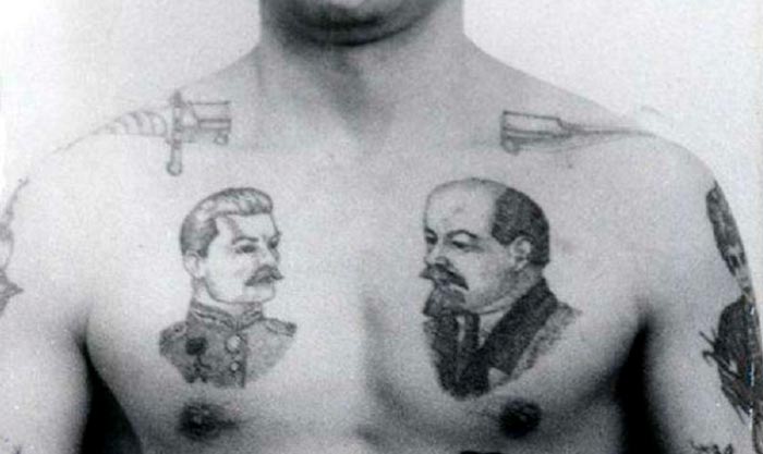 Tatouage de Staline et de Lénine sur la poitrine d'un prisonnier.