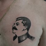 Tatouage de Staline sur la poitrine