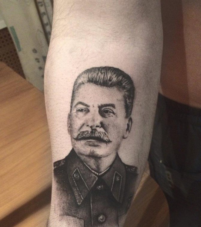Tatouage de Staline sur le bras