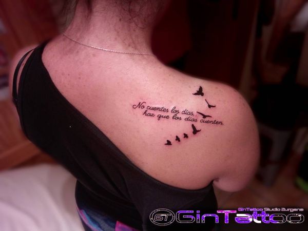 Tatouage d'une volée d'oiseaux sur le bras d'une fille