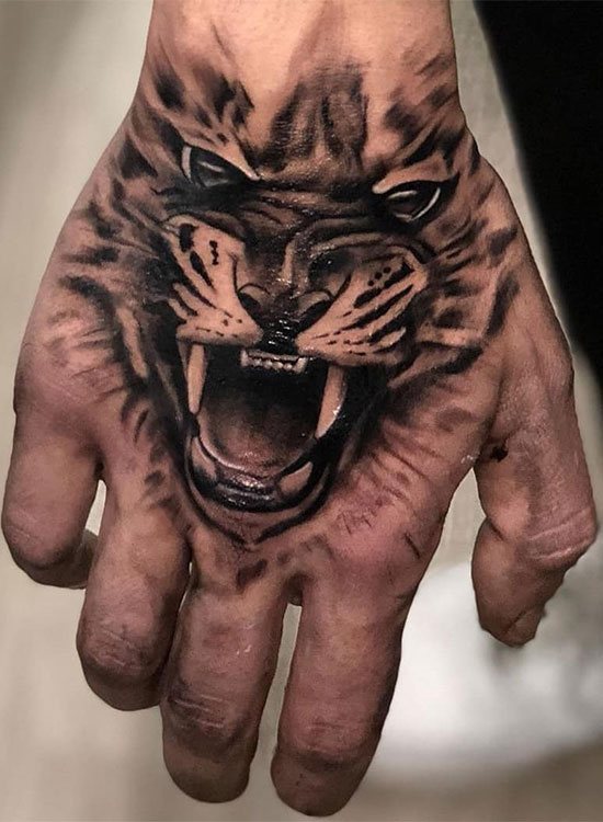 Tatouage d'un tigre sur son poing