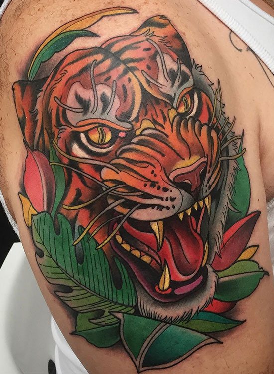 Tatouage d'un tigre avec un rictus