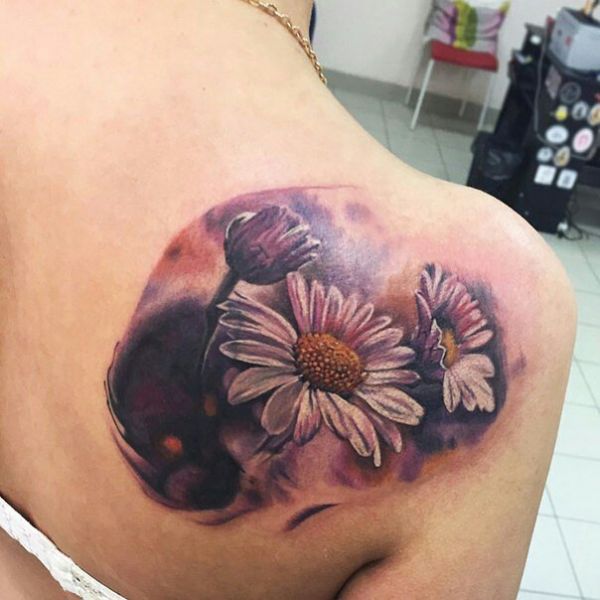 Style réaliste trois marguerites tatouées sur l'omoplate d'une fille