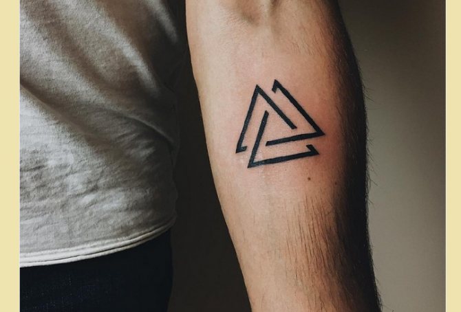 Tatouage - triangles sur la main
