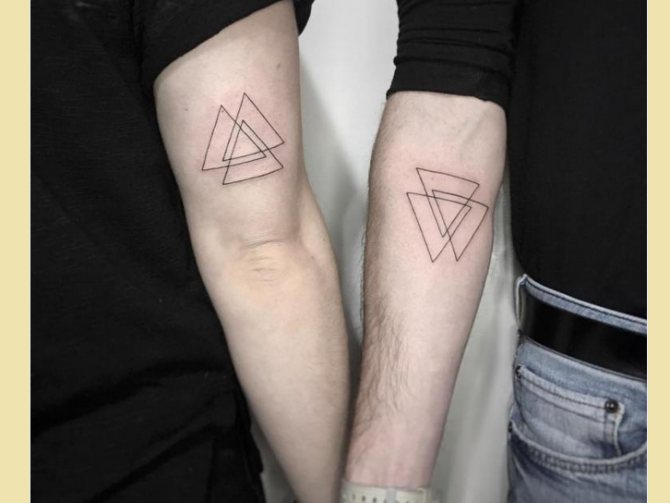 Tatouage : triangles sur le bras