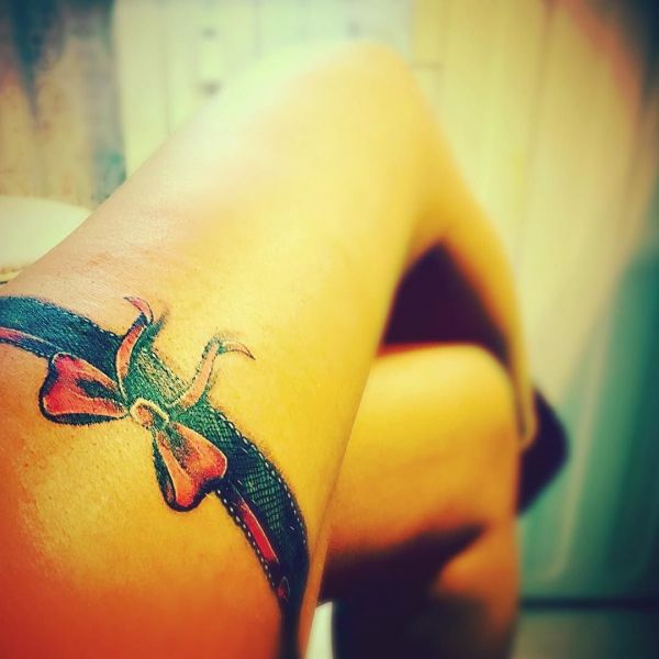 Tatouage de porte-jarretelles sur la jambe d'un bébé