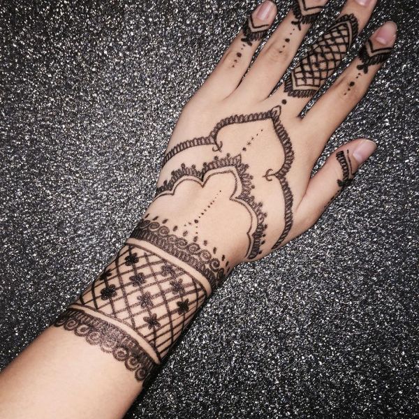 Motif de tatouage Mehendi au marqueur sur la main