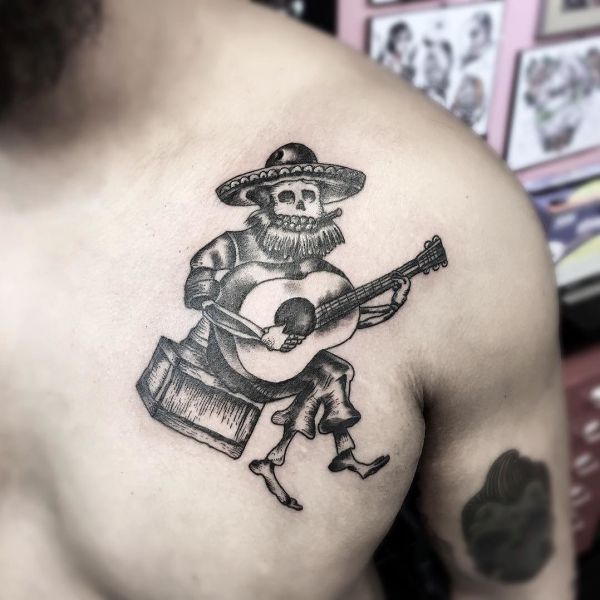 Tatouage de style mexicain sur la poitrine d'un homme