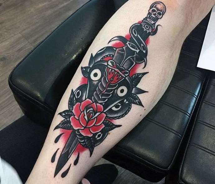 nouveau tatouage de pommette sur le tibia
