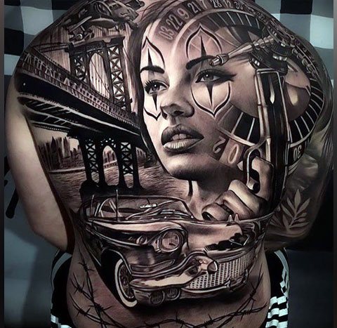 Tatouage de style chicano sur le dos d'un homme - photo