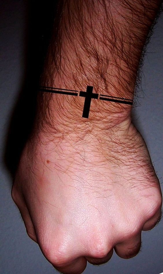 Tatouage d'une croix sur un bracelet