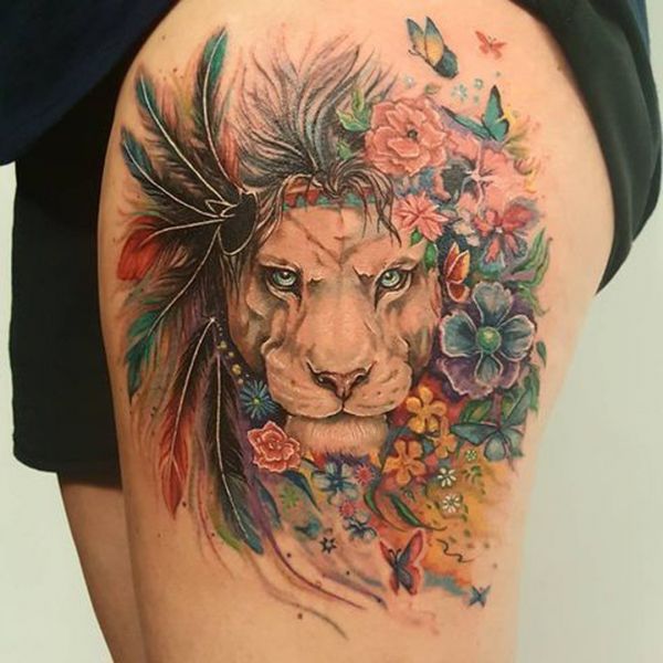 Tatouage en forme de lion avec des plumes multicolores