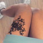 Tatouage en forme de dentelle avec un vétérinaire sur la jambe d'une fille