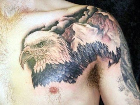 Tatouage d'un aigle au sommet d'une montagne