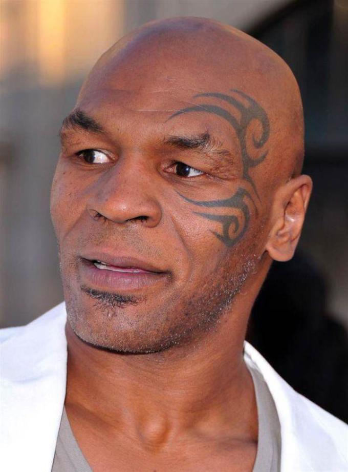 Tatouage de motifs polynésiens sur le visage de Tyson