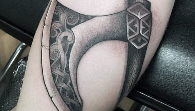 Tatouage de la hache de Perun