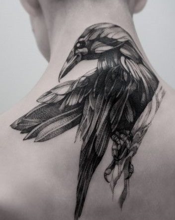 Le tatouage du corbeau sera assez imposant sur la nuque.