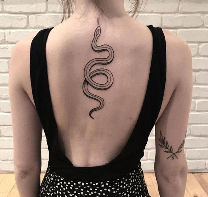 Tatouage en forme de serpent le long de la colonne vertébrale
