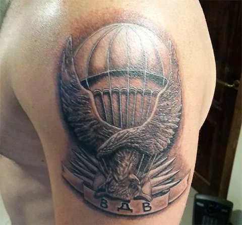 Tatouage de troupes aéroportées sur l'épaule - parachute