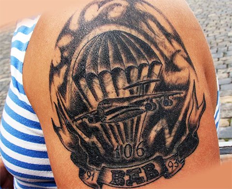 Tatouage de troupe aéroportée sur l'épaule