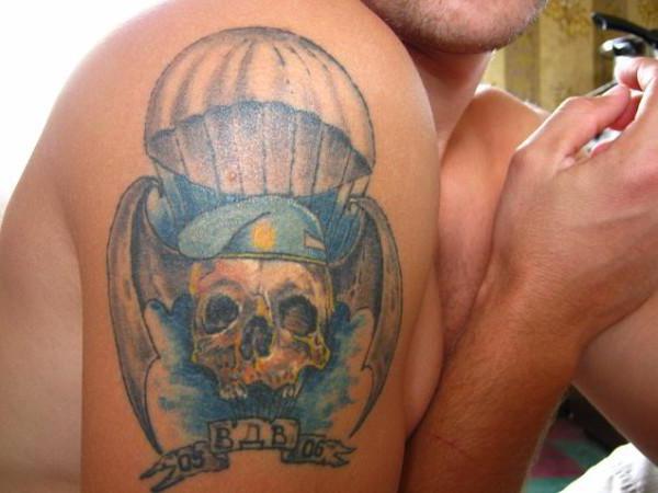Tatouage d'un soldat aéroporté