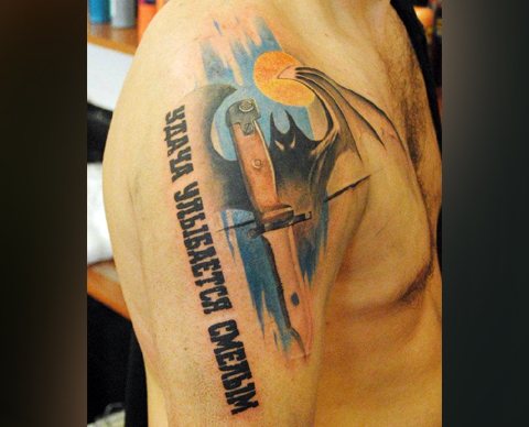 Tatouage de chauve-souris des services de renseignement militaire sur l'épaule