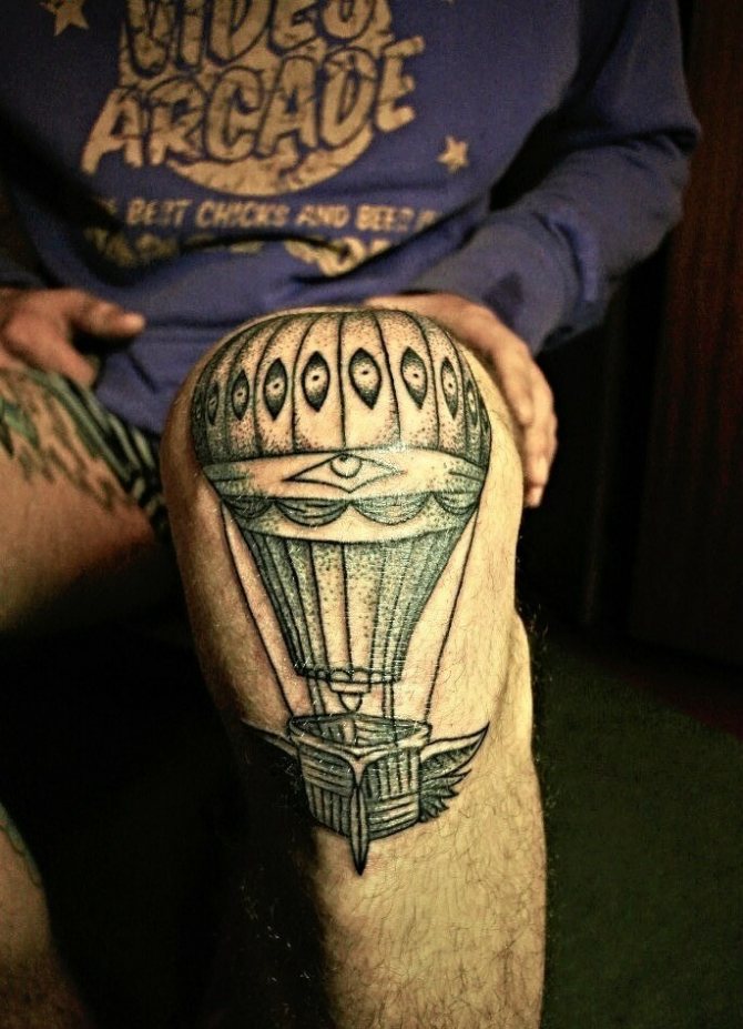 Tatouage de ballon sur le genou d'un homme
