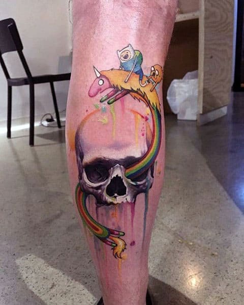 Tatouage d'Adventure Time sur les jambes