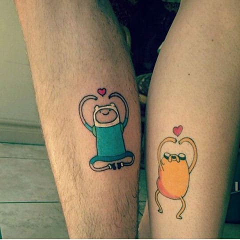 Tatouage d'Adventure Time sur le poignet