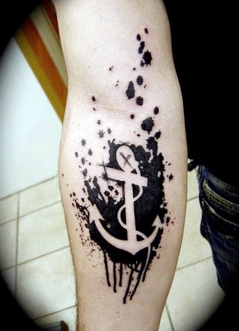Tatouage d'une ancre sur la main