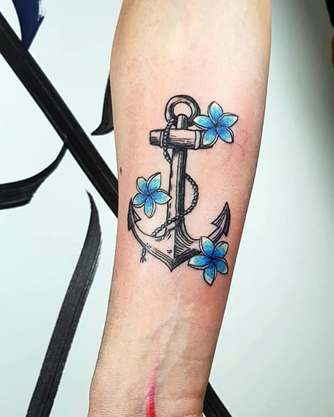 Tatouage de fleurs d'ancre sur l'avant-bras d'une fille - photo