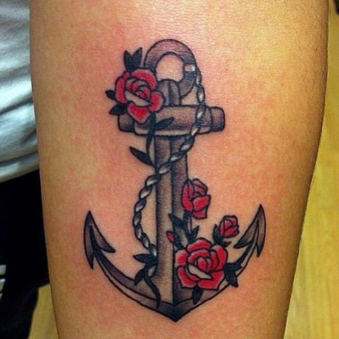 Tatouage d'une ancre avec des roses