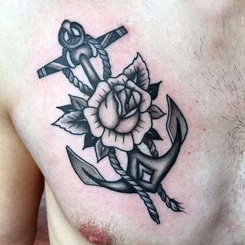 Tatouage d'une ancre et d'une rose sur la poitrine d'un homme