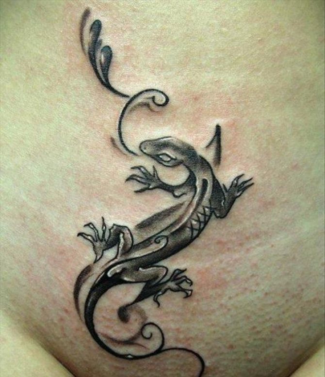 Le tatouage de lézard sur le pubis symbolise la sexualité et la féminité.