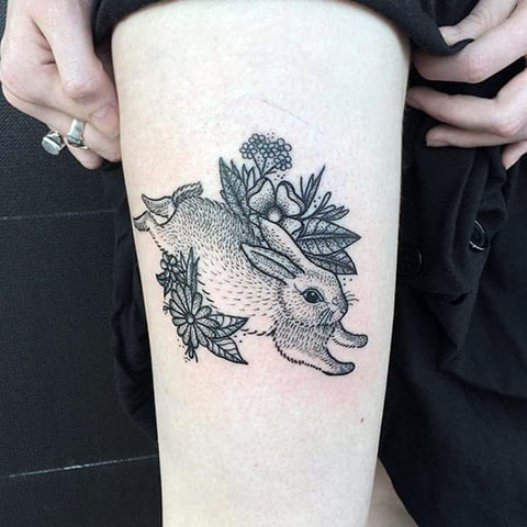 Tatouage d'un lièvre dans l'herbe