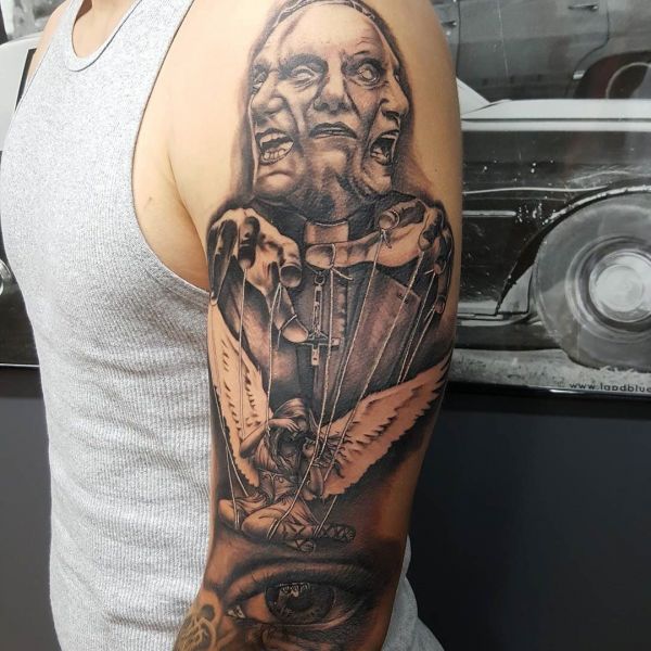 Tatouage du mal sur l'épaule d'un homme
