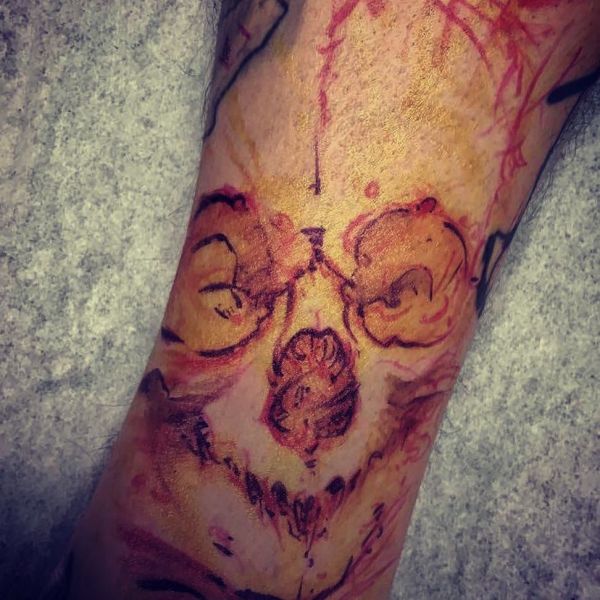 Tatouage d'un visage maléfique en couleur