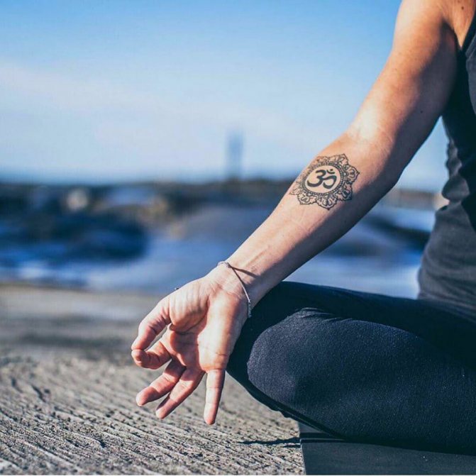 Tatouage du signe Om
