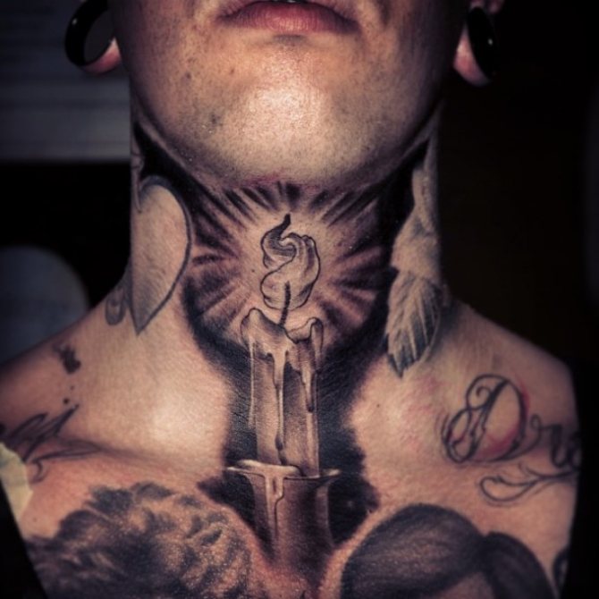 Tatouage d'un serpent sur le cou d'un homme