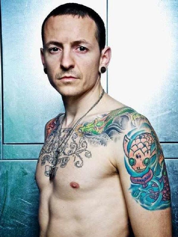 Tatouages de Chester Bennington sur la poitrine et les bras