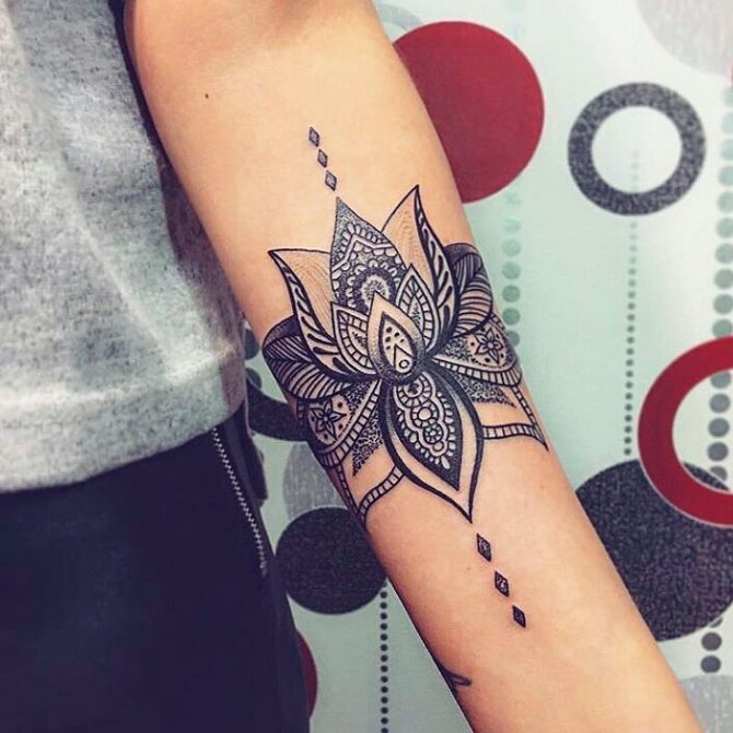 Tatouage de fleur de lotus pour les filles