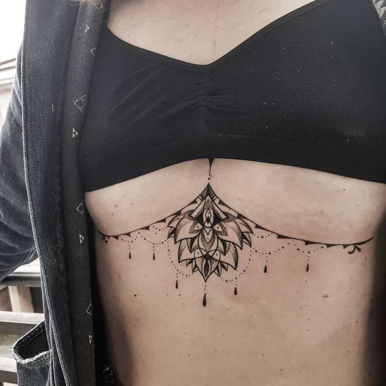 Tatouage pour filles sur la poitrine