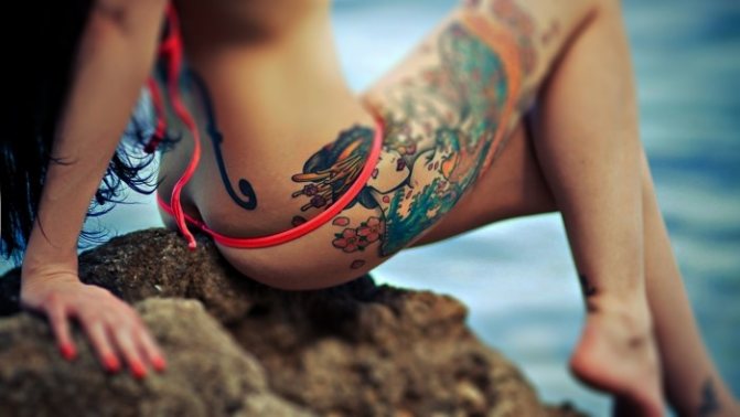 Tatouages pour filles sur le pied. Photo beaux motifs, petites inscriptions, signification