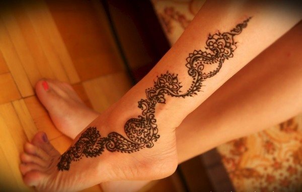 Tatouages pour filles sur la jambe. De beaux motifs, de petites inscriptions, une signification