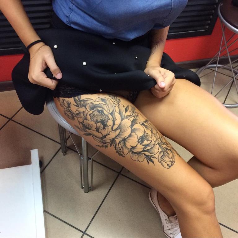 Tatouage pour filles sur les jambes