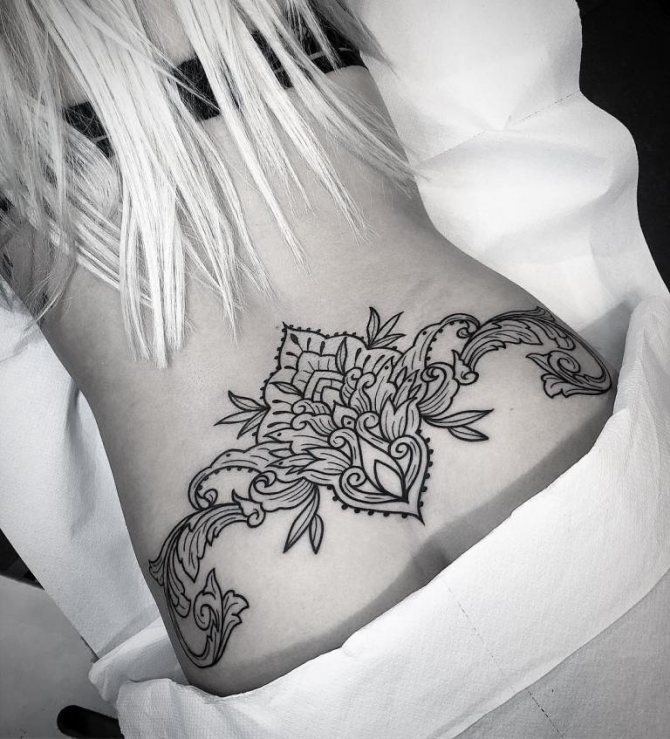 Tatouage du bas du dos pour les filles