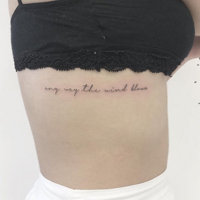 Tatouages pour filles inscriptions sur les côtes